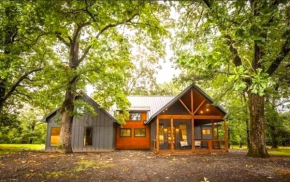 Shady Days Cabin Stylish 3BR Retreat with Hot Tub & Outdoor Kitchen - 5 Mins to Hochatown